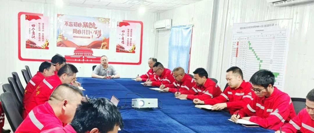 化機(jī)公司黨委書記、董事長、總經(jīng)理?xiàng)钪袧傻叫陆?xiàng)目部現(xiàn)場辦公